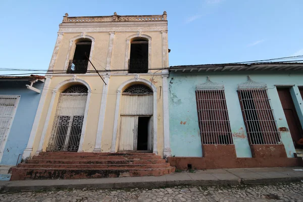 Uma Bela Vista Edifício Colorido Trinidad Sob Céu Azul — Fotografia de Stock