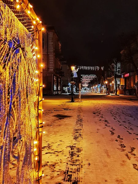 Eine Vertikale Ansicht Der Weihnachtsnacht Fahrbahn Mit Fußabdruck — Stockfoto