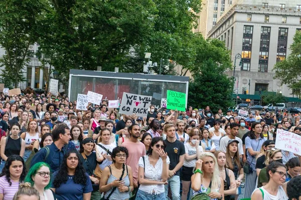 Grupa Protestujących Znakami Kartonowymi Foley Square Nowym Jorku Obaleniu Roe — Zdjęcie stockowe