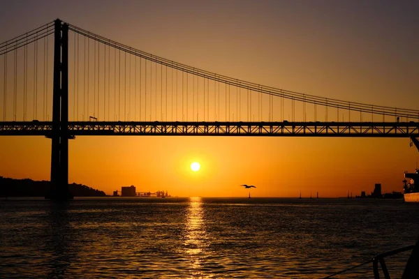 Uma Silhueta Uma Ponte Metálica Sobre Mar Calmo Durante Pôr — Fotografia de Stock