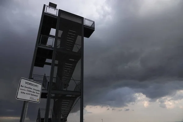 Primer Plano Una Torre Vigilancia Bajo Los Cielos Nublados Alemania — Foto de Stock