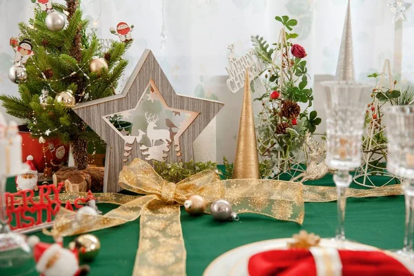 Крупный План Сервировки Стола Декоративных Золотых Лент Звезд Рождественской Тематики — стоковое фото