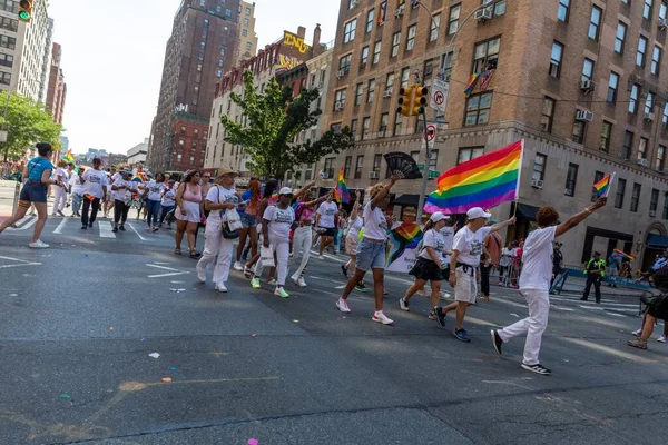 Wielkie Tłumy Ludzi Świętujących Paradę Pride Ulicach Nowego Jorku — Zdjęcie stockowe