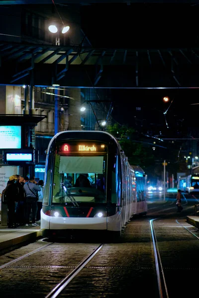 斯特拉斯堡市中心铁路通车的夜景 — 图库照片