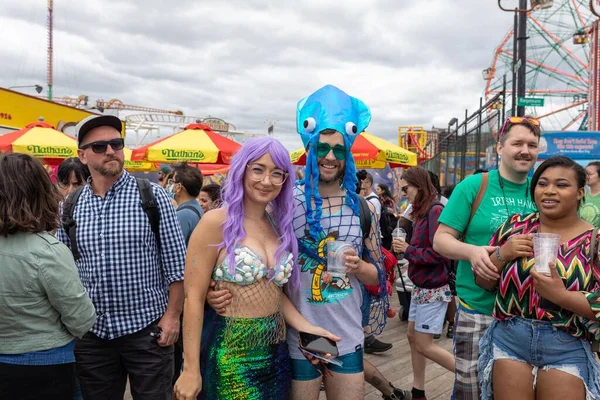 Large Crowds People Streets Brooklyn Celebrating 40Th Coney Island Mermaid — Stock Photo, Image