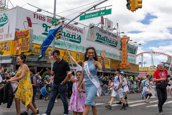 Pessoas Divertindo Rua Durante 40Th Annual Mermaid Parade Coney Island — Fotografia de Stock