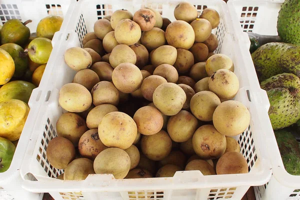 Uma Cesta Fruta Sapodilla — Fotografia de Stock