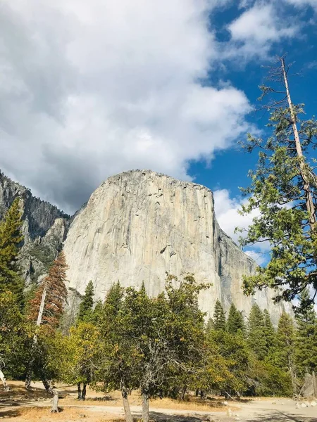 Une Falaise Rocheuse Arrière Des Arbres Sous Ciel Nuageux Dans — Photo