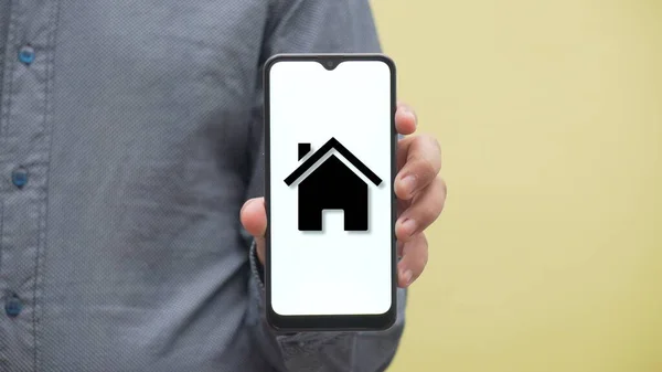 一个拿着电话的男人的特写镜头 上面有房屋的二维图解 — 图库照片