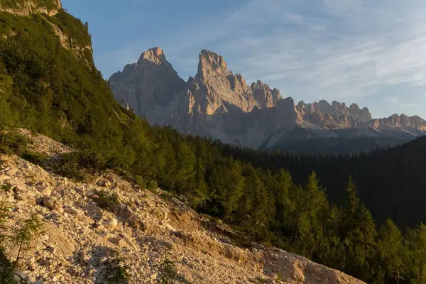 Een Prachtig Uitzicht Bergen Met Bomen Voorgrond Italië — Stockfoto