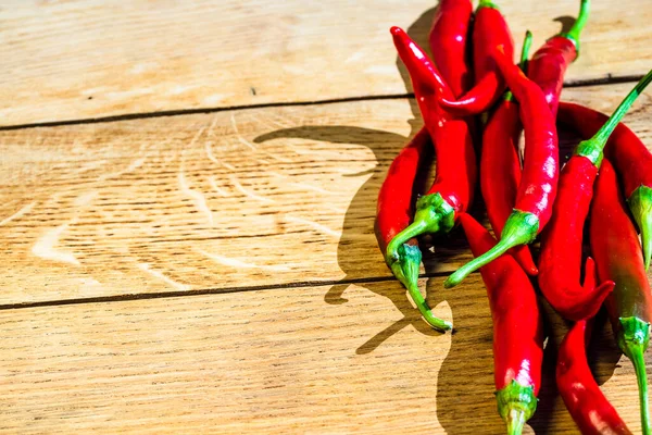 Die Rote Paprika Auf Dem Holztisch Sonnenlicht — Stockfoto