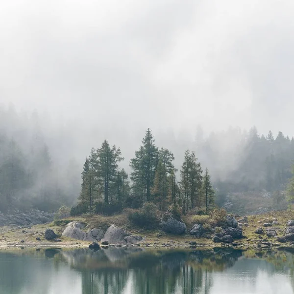 Ein Nebliger Tag Bergsee — Stockfoto