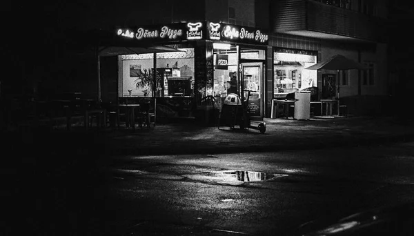 Almanya Bir Kebap Dükkanının Gri Tonlu Görüntüsü Doener Bude Gece — Stok fotoğraf