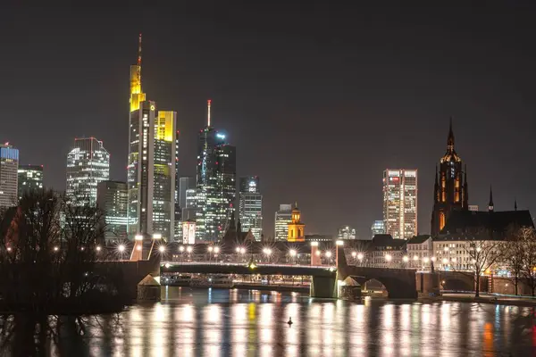 Una Bella Vista Urbana Edifici Illuminati Con Acqua Primo Piano — Foto Stock