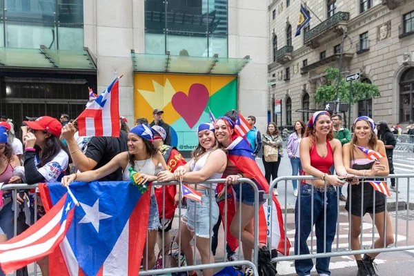 Porto Riko Günü Geçit Töreni 'ni New York City sokaklarında kutlayan kalabalık.