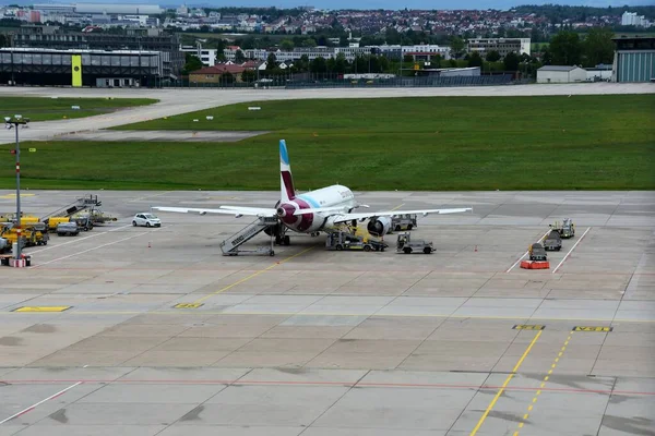 Imagem Mostra Carregamento Descarga Avião Jato Aeroporto Estugarda Alemanha — Fotografia de Stock