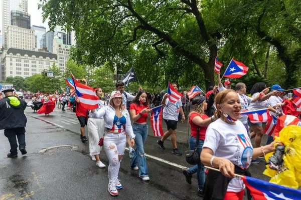Publiken Firar Puerto Ricas Dagsparad New York Med Flaggor — Stockfoto