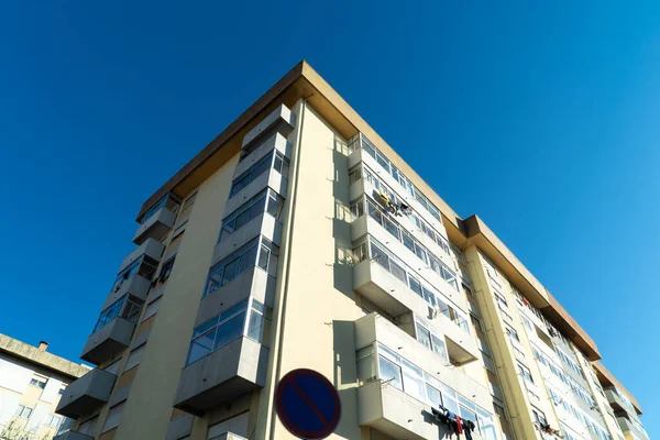 Una Foto Bajo Ángulo Del Cielo Azul Sobre Edificio Apartamentos —  Fotos de Stock
