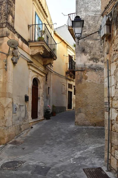 旧市街モディカの古い建物の間の狭い路地の垂直ショット — ストック写真