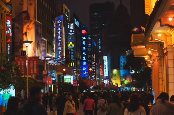 Närbild Människor Som Går Den Trånga Shoppinggatan Nanjing Road Shanghai — Stockfoto