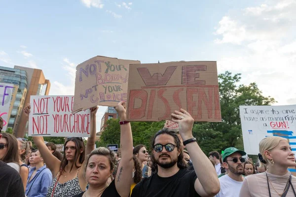 Les Manifestants Brandissant Des Pancartes Carton Sur Liberté Corps Après — Photo