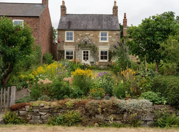 Прелестный Сад Травянистыми Цветочными Бордюрами Килберн Англия Июля 2022 — стоковое фото