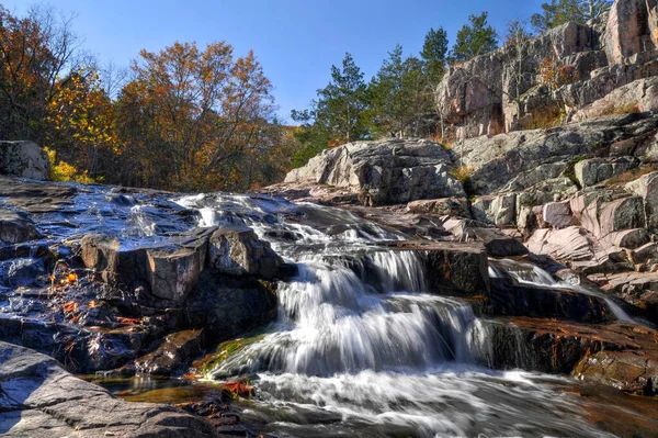 Μια Όμορφη Φωτογραφία Του Rocky Falls Κοντά Στην Εξοχότητα Μιζούρι — Φωτογραφία Αρχείου
