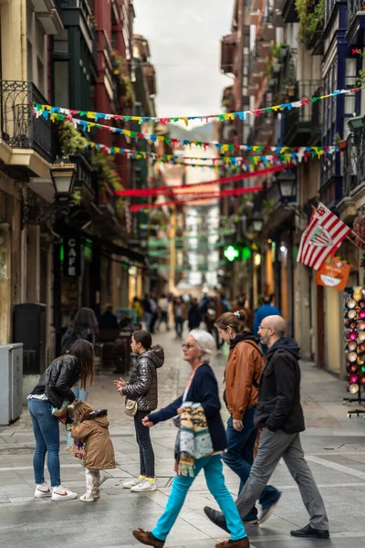 Vertikal Bild Fotgängare Den Livliga Gatan Bilbao Spanien — Stockfoto