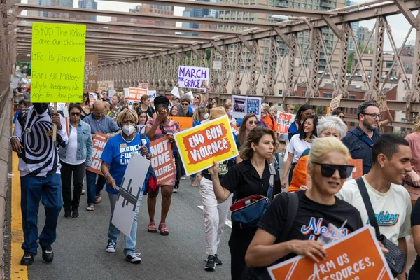 Large Crowd Protesting Guns Walking Cadman Plaza Brooklyn Brooklyn Bridge — Stock Photo, Image