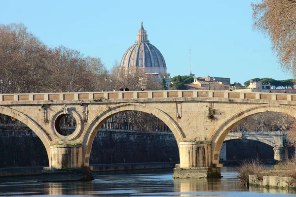 イタリア ローマを背景に ティバー川とサン ピエトロ大聖堂に架かるポント シスト橋 — ストック写真