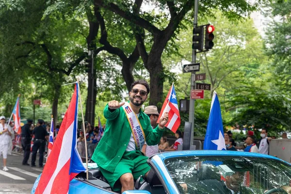 ニューヨークのプエルトリコの日パレードを祝う彼の友人と車の中で若い男 — ストック写真
