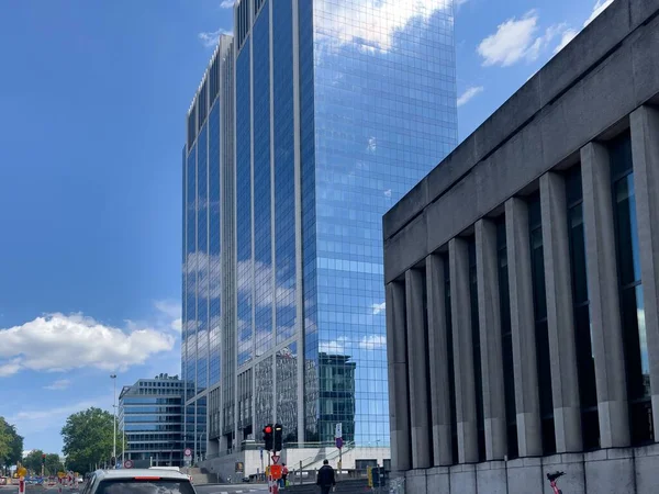 High Building Blue Sky Reflection Glass — Stockfoto