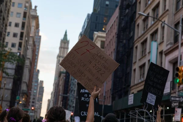 Group Protesters Cardboard Signs Walking Foley Square New York Roe — Stock Photo, Image