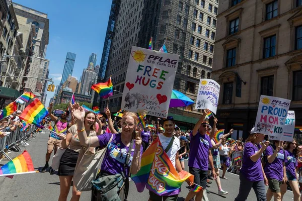 Vidám Emberek Sétálnak Büszkeség Felvonuláson New Yorkban 2022 Június — Stock Fotó