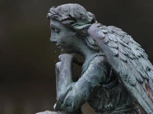 Профиль Статуи Плачущего Ангела Темном Размытом Фоне — стоковое фото