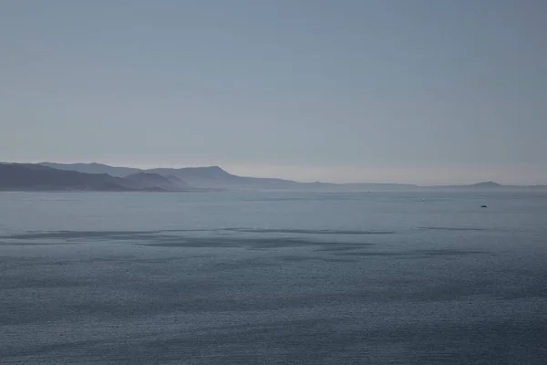 Galiçya Sahili Nin Arka Planında Sakin Bir Deniz Dağların Güzel — Stok fotoğraf