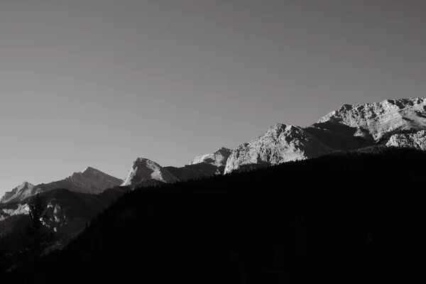 Uma Imagem Tons Cinza Montanhas Nevadas Luz Dia Perfeito Para — Fotografia de Stock