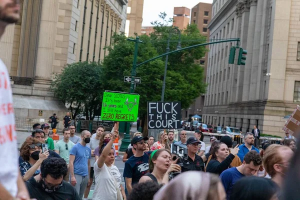 Egy Csomó Tüntető Kartontáblával Kezében Miután Legfelsőbb Bíróság Megdöntötte Roe — Stock Fotó