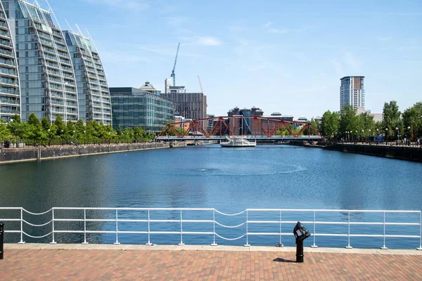 Salford Quays Manchester Lipiec 2022 Patrząc Przez Doki Kierunku Nowoczesnych — Zdjęcie stockowe