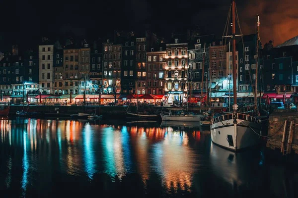 Uma Visão Noturna Barcos Porto Com Luzes Coloridas Refletidas Água — Fotografia de Stock