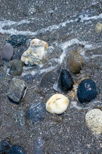 Фон Багатьох Маленьких Каменів Пляжі Водою Хвиль Відступають — стокове фото