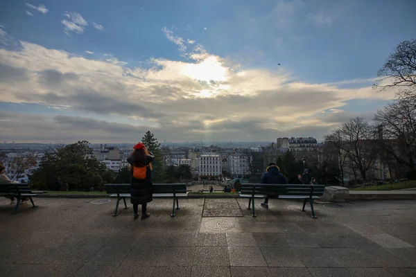 Turistas Sentados Bancos Fondo Basílica Del Sagrado Corazón Colina Montmartre —  Fotos de Stock