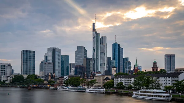 Une Skyline Francfort Sous Les Nuages — Photo