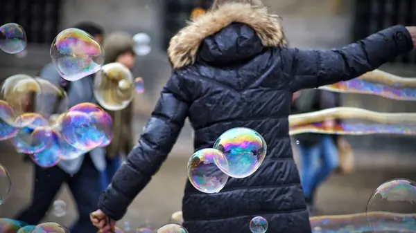 Člověk Fouká Velké Mýdlové Bubliny Venku — Stock fotografie