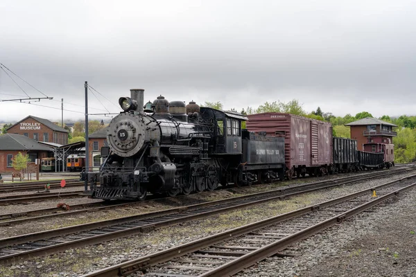 一列老式的 历史性的蒸汽火车在博物馆的轨道上运行 — 图库照片