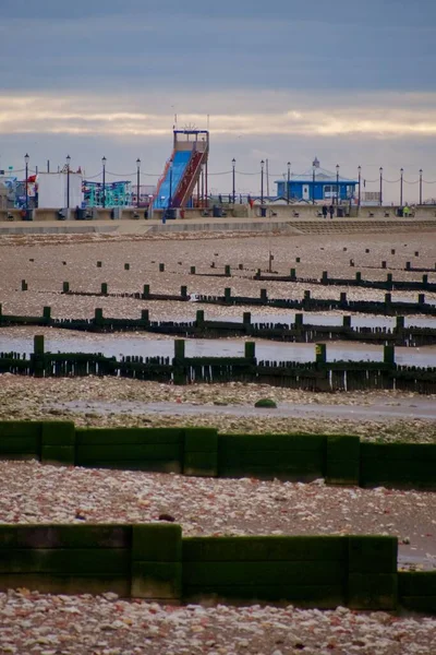 Függőleges Felvétel Strandról Groynes Háttérben Tengerparti Látnivalók — Stock Fotó