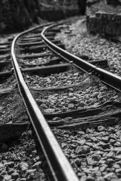 Una Toma Blanco Negro Una Vía Férrea Rodeada Guijarros — Foto de Stock