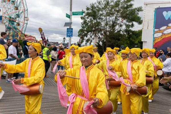Grupp Kvinnor Traditionella Gula Kostymer Med Trummor Den Årliga Sjöjungfru — Stockfoto