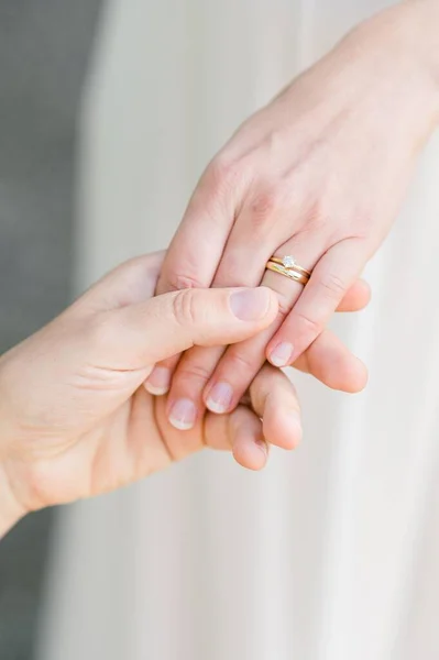 Vertikální Záběr Ženicha Ruka Drží Nevěsta Ruku Svatebními Zásnubními Prsteny — Stock fotografie