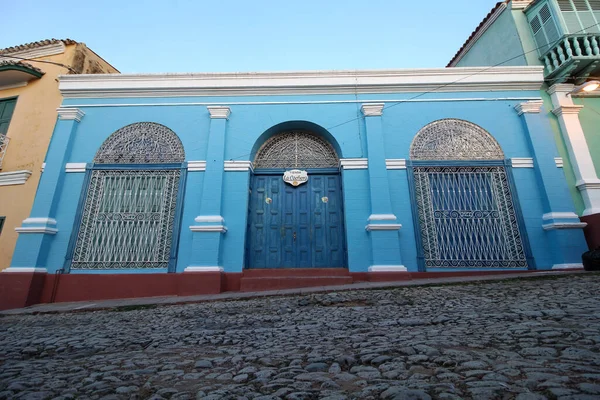 Una Hermosa Vista Edificio Colores Trinidad Bajo Cielo Azul —  Fotos de Stock